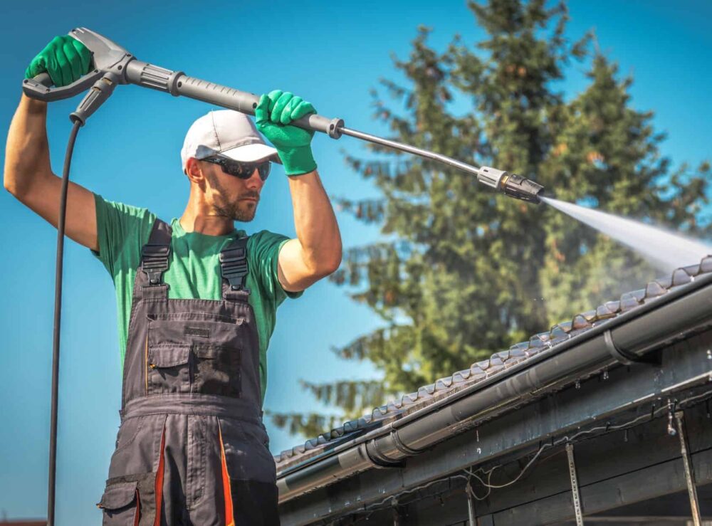 Rain gutter cleaning service